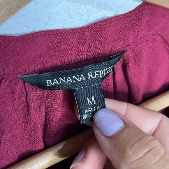 Banana Republic Women's V-Neck Short Sleeve Burgundy Button Blouse Size Medium - Picture 2 of 6
